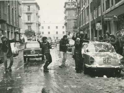 ...ma nel 1948 i binari furono smantellati per trasformare la strada in una normale arteria aperta alle auto e al parcheggio